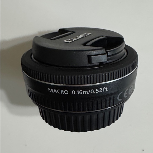 Canon EF-S 24mm f/2.8 STM Lens - Sleek Black - Picture 7 of 7